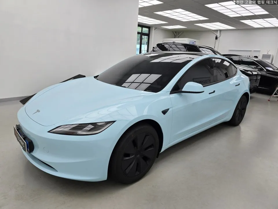 Tesla Model 3のカーラッピング事例|空色への変身 施工写真 1-1