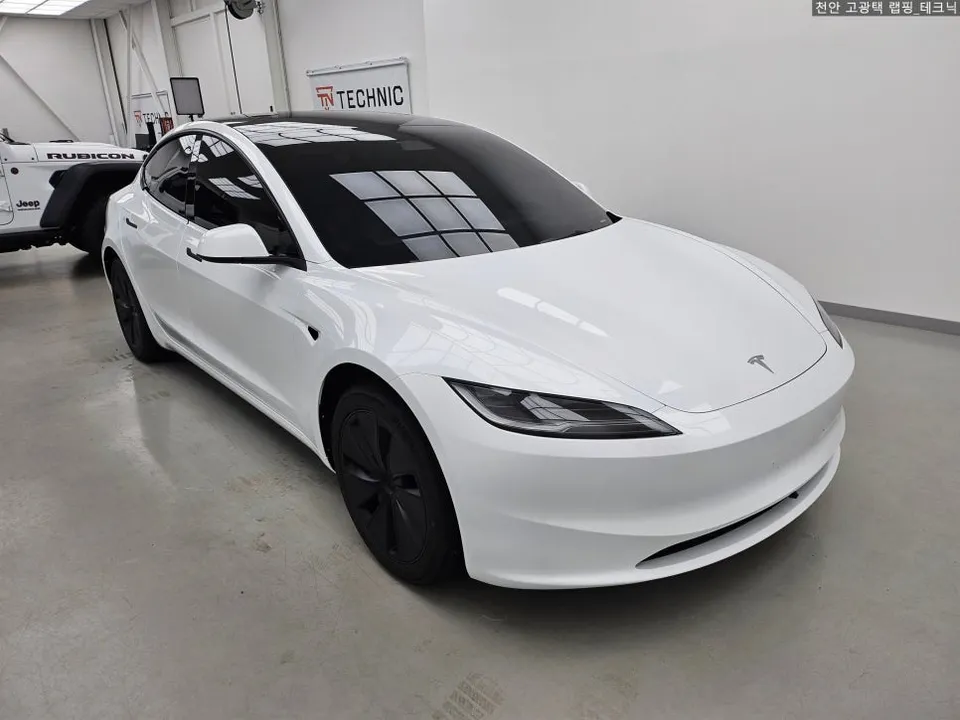 Tesla Model 3のカーラッピング事例|空色への変身 施工写真 2-1