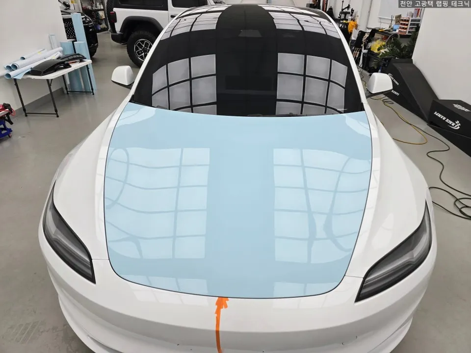 Tesla Model 3のカーラッピング事例|空色への変身 施工写真 3-1