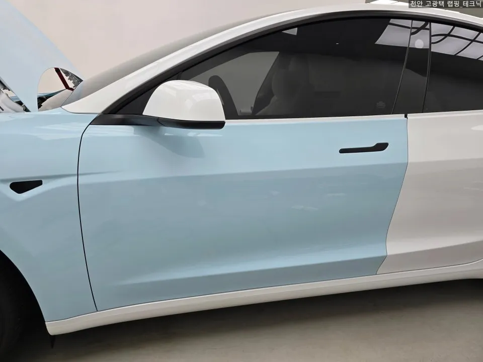 Tesla Model 3のカーラッピング事例|空色への変身 施工写真 4-1