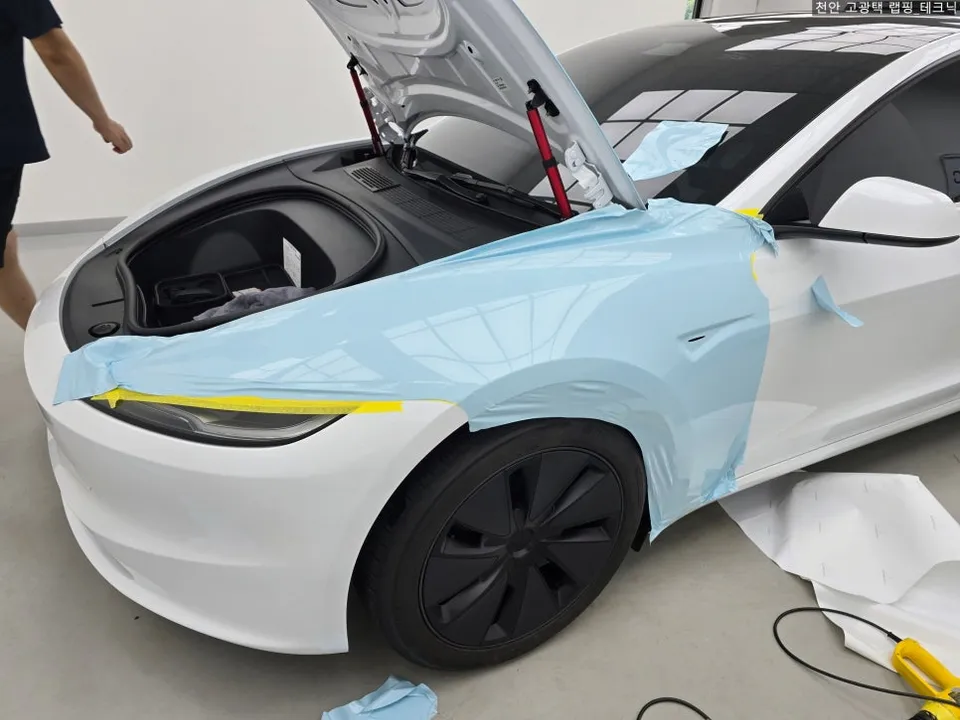 Tesla Model 3のカーラッピング事例|空色への変身 施工写真 1-2
