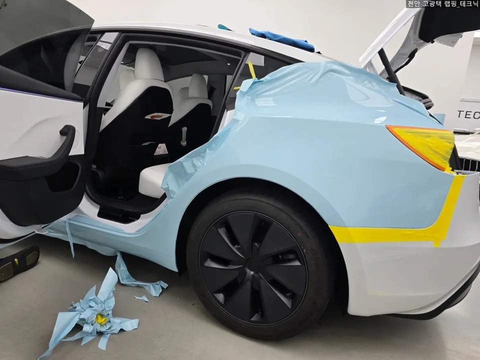 Tesla Model 3のカーラッピング事例|空色への変身 施工写真 2-2