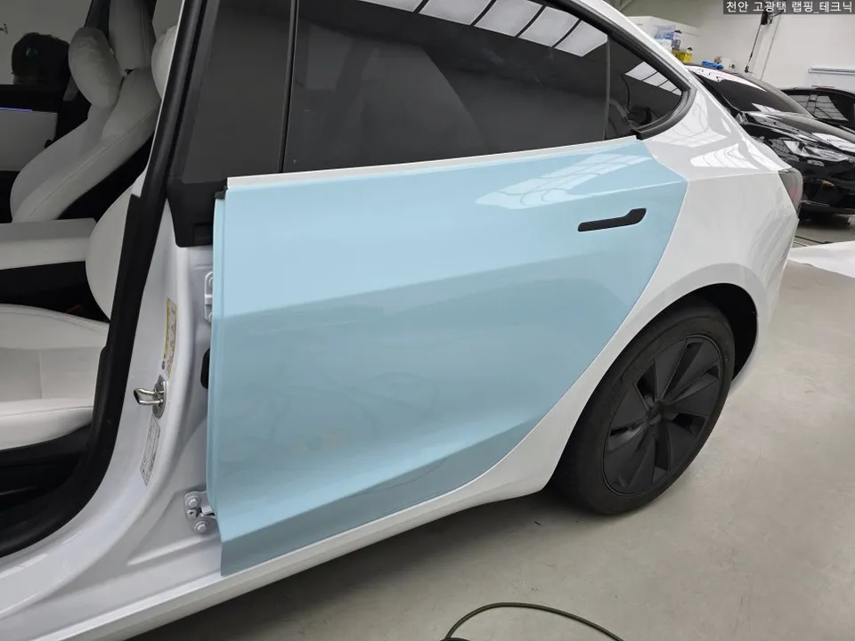 Tesla Model 3のカーラッピング事例|空色への変身 施工写真 3-2