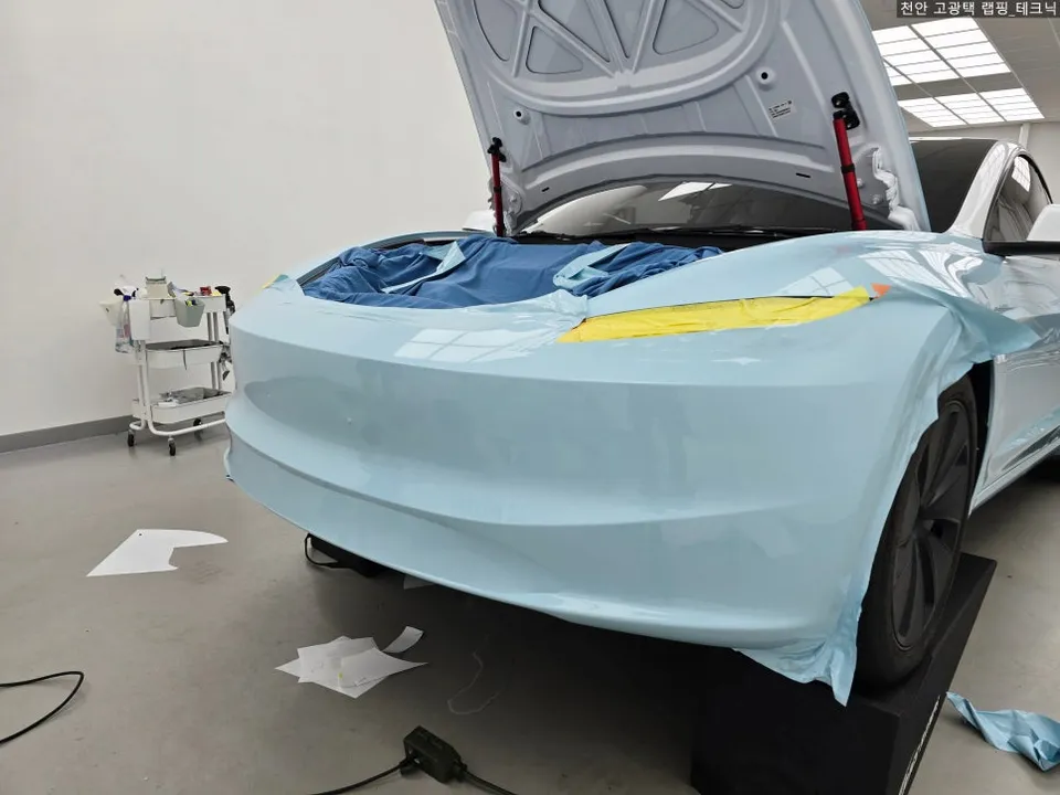 Tesla Model 3のカーラッピング事例|空色への変身 施工写真 4-2