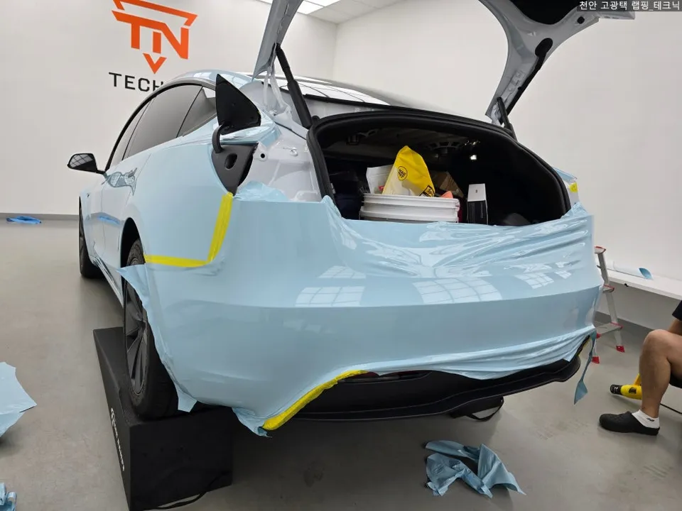 Tesla Model 3のカーラッピング事例|空色への変身 施工写真 1-3