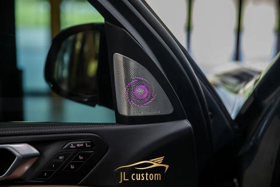 BMW X7 ambient lighting - BMW X7 Ambient Lighting Review — Swirl Speaker Cover Upgrade photo 4