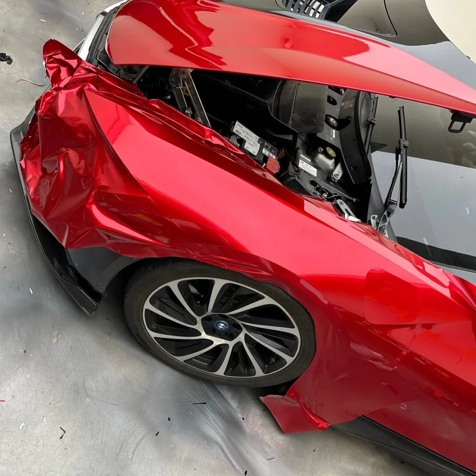 BMW i8のカーラッピング事例|ソウルレッドの特別感 施工写真 1-2
