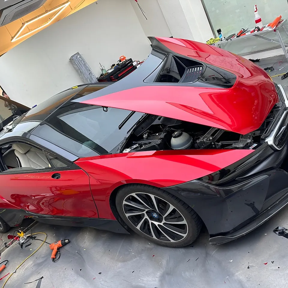 BMW i8のカーラッピング事例|ソウルレッドの特別感 施工写真 1-3