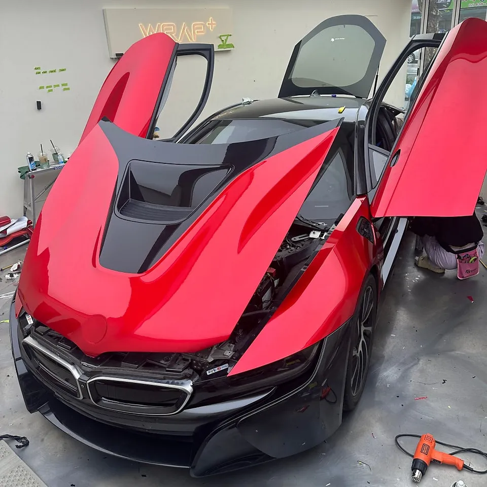 BMW i8のカーラッピング事例|ソウルレッドの特別感 施工写真 2-3