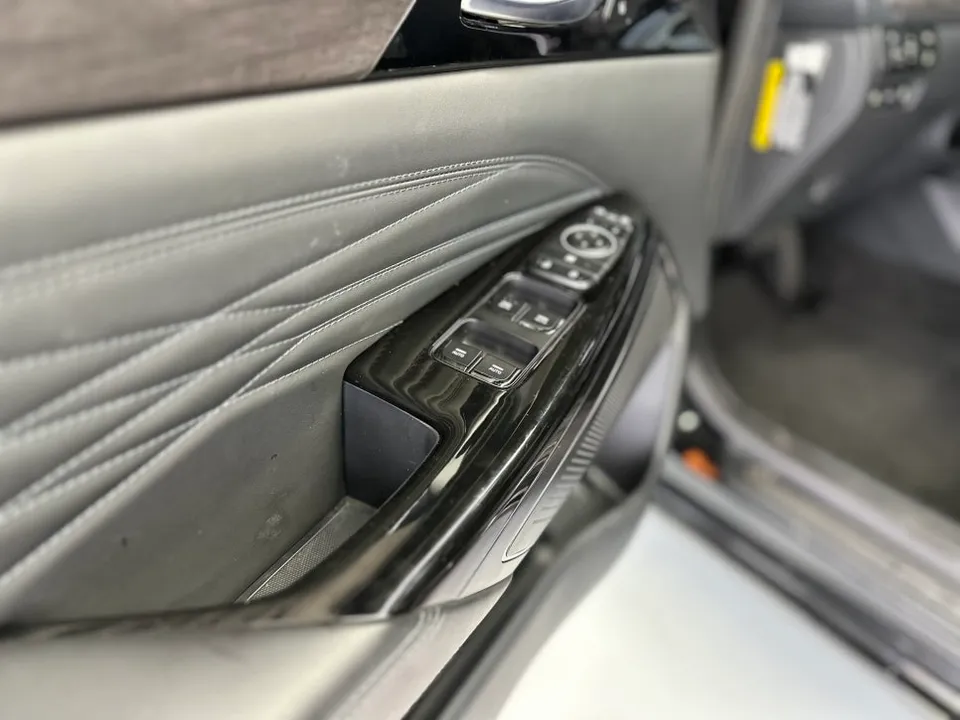 Kia K7のカーラッピング事例｜ハイグロシ部分の質感向上 施工写真 3-1