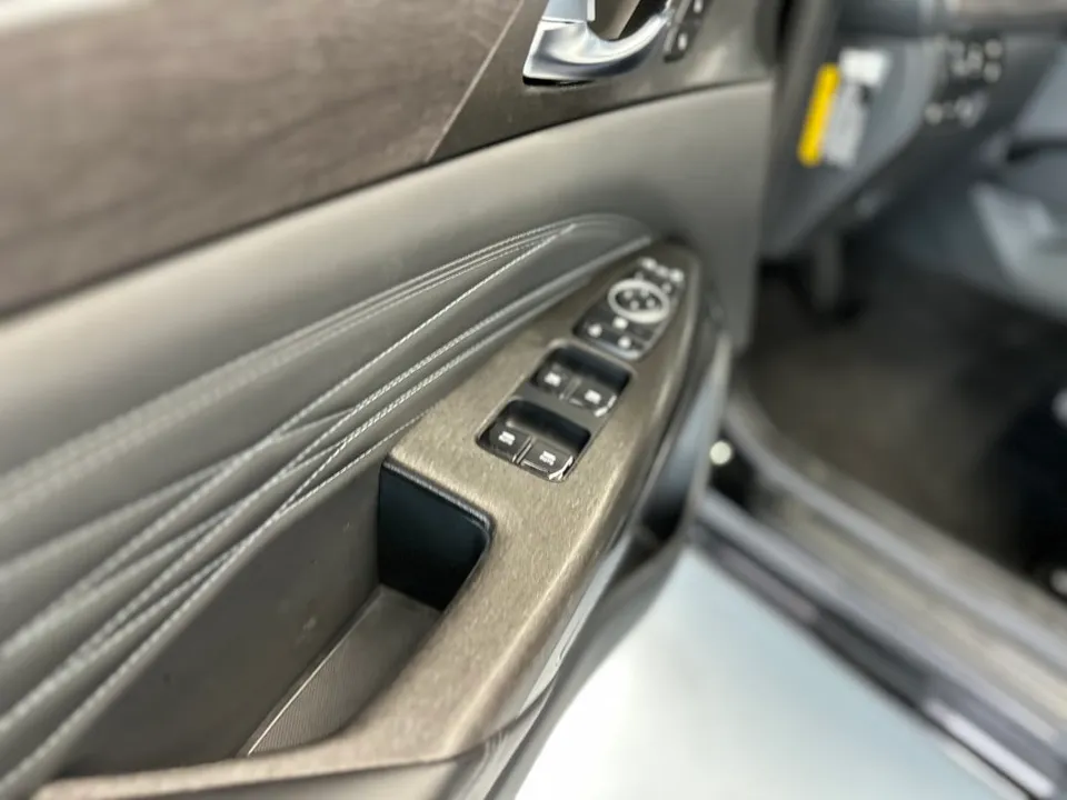 Kia K7のカーラッピング事例｜ハイグロシ部分の質感向上 施工写真 4-1