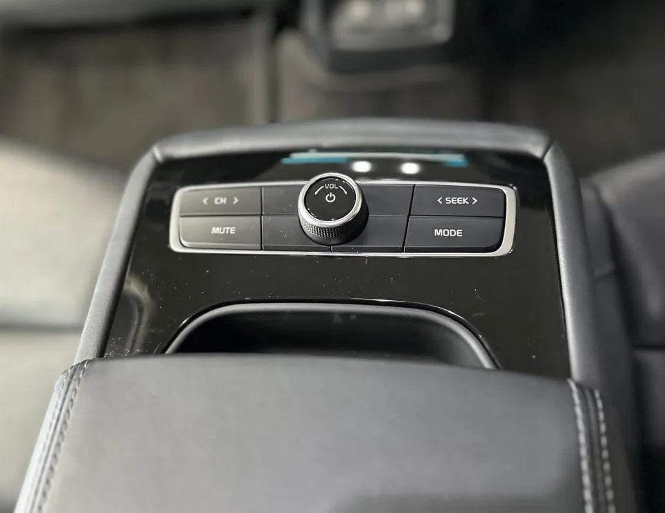 Kia K7のカーラッピング事例｜ハイグロシ部分の質感向上 施工写真 1-2
