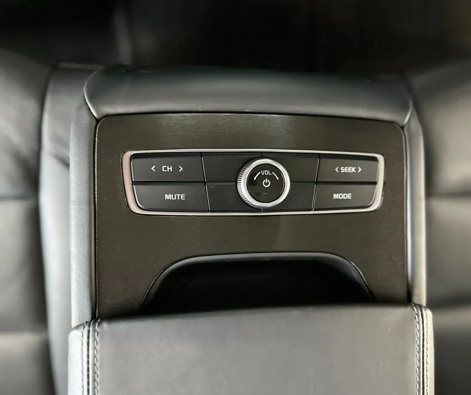 Kia K7のカーラッピング事例｜ハイグロシ部分の質感向上 施工写真 2-2