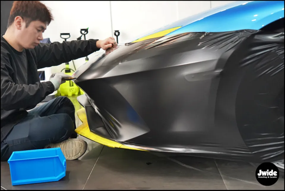 Lamborghini Aventadorのカーラッピング事例|サテンブラックの高級感 施工写真 2-1