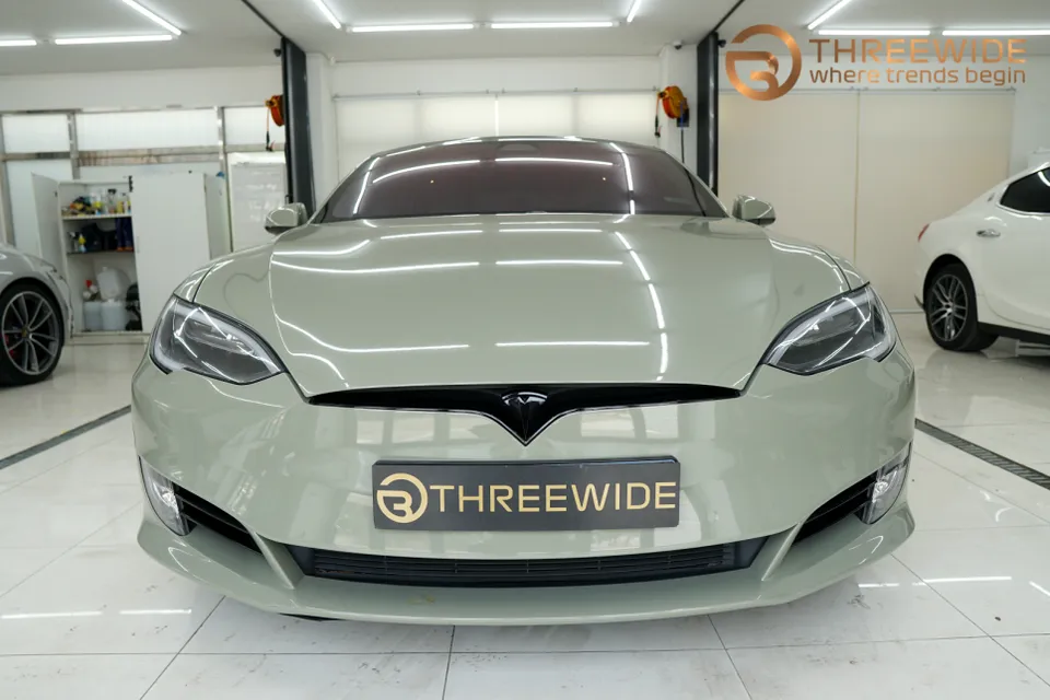 Tesla Model Sのカーラッピング事例|費用目安・仕上がり 施工写真 2-1