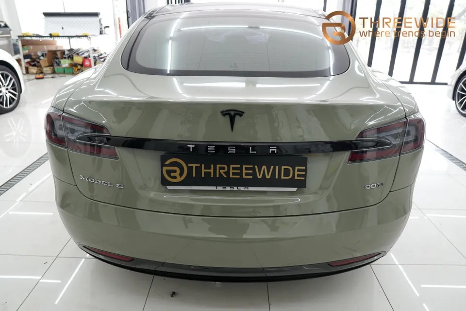 Tesla Model Sのカーラッピング事例|費用目安・仕上がり 施工写真 3-1