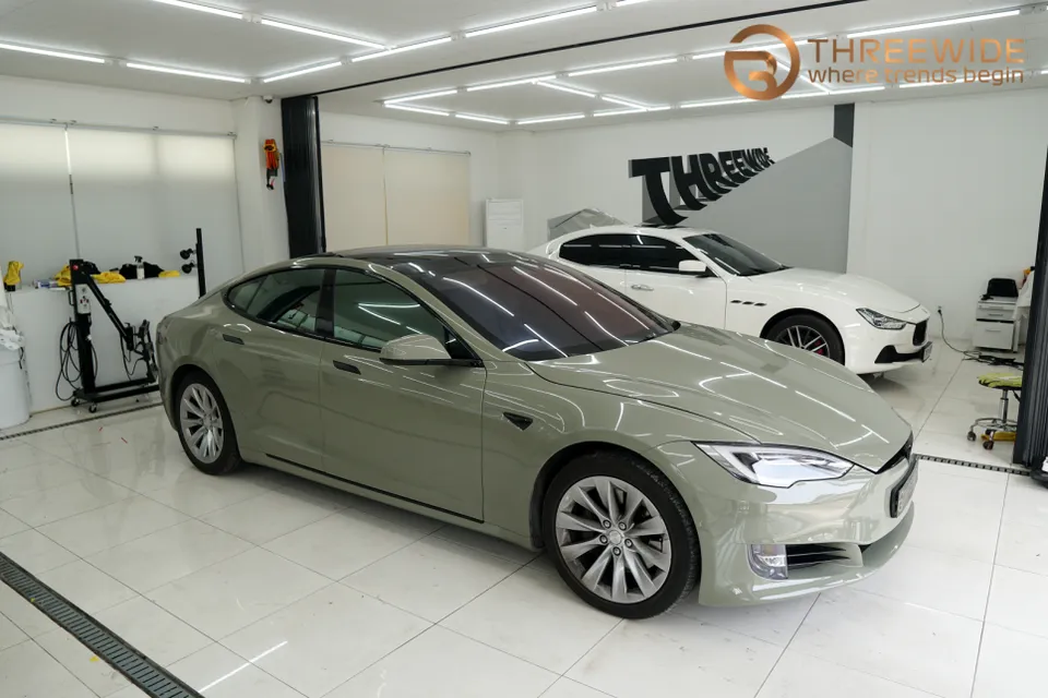 Tesla Model Sのカーラッピング事例|費用目安・仕上がり 施工写真 1-2