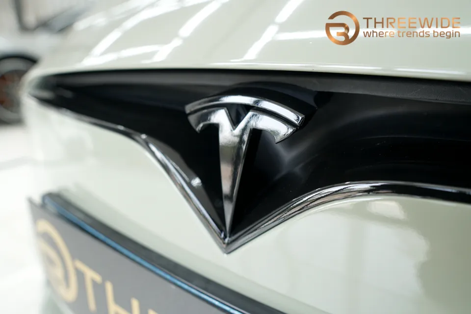 Tesla Model Sのカーラッピング事例|費用目安・仕上がり 施工写真 2-3