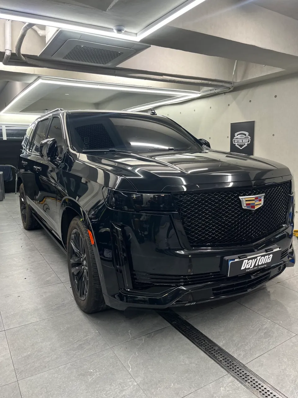 Cadillac Escaladeのカーラッピング事例 施工写真 2