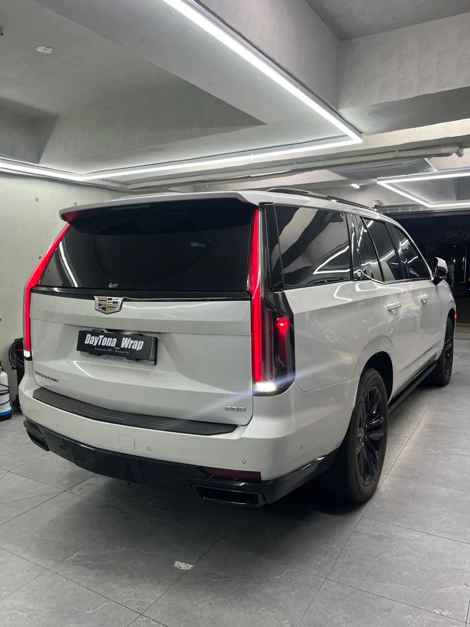 Cadillac Escaladeのカーラッピング事例 施工写真 3