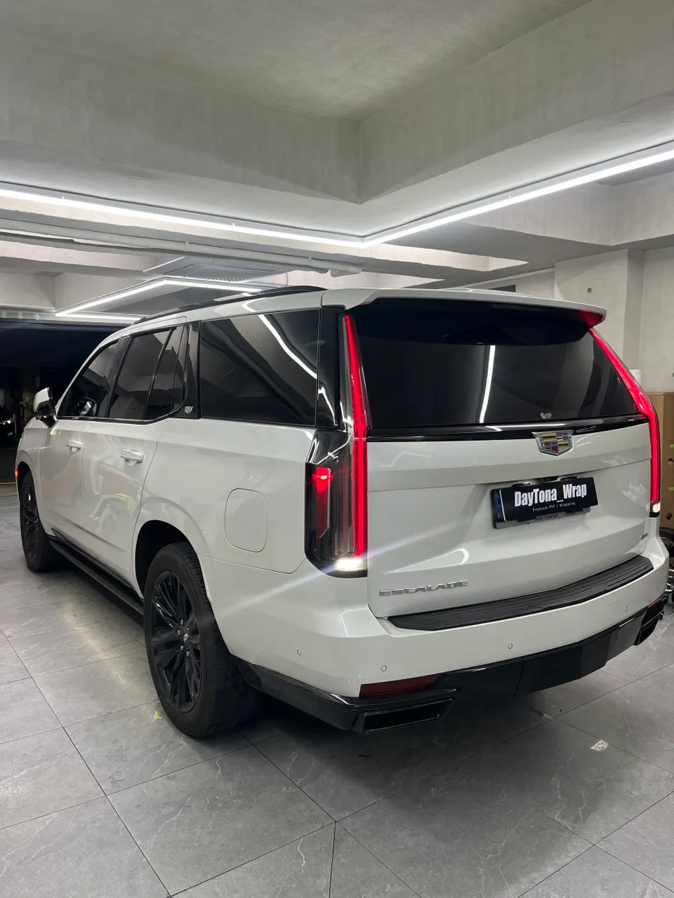 Cadillac Escaladeのカーラッピング事例 施工写真 4