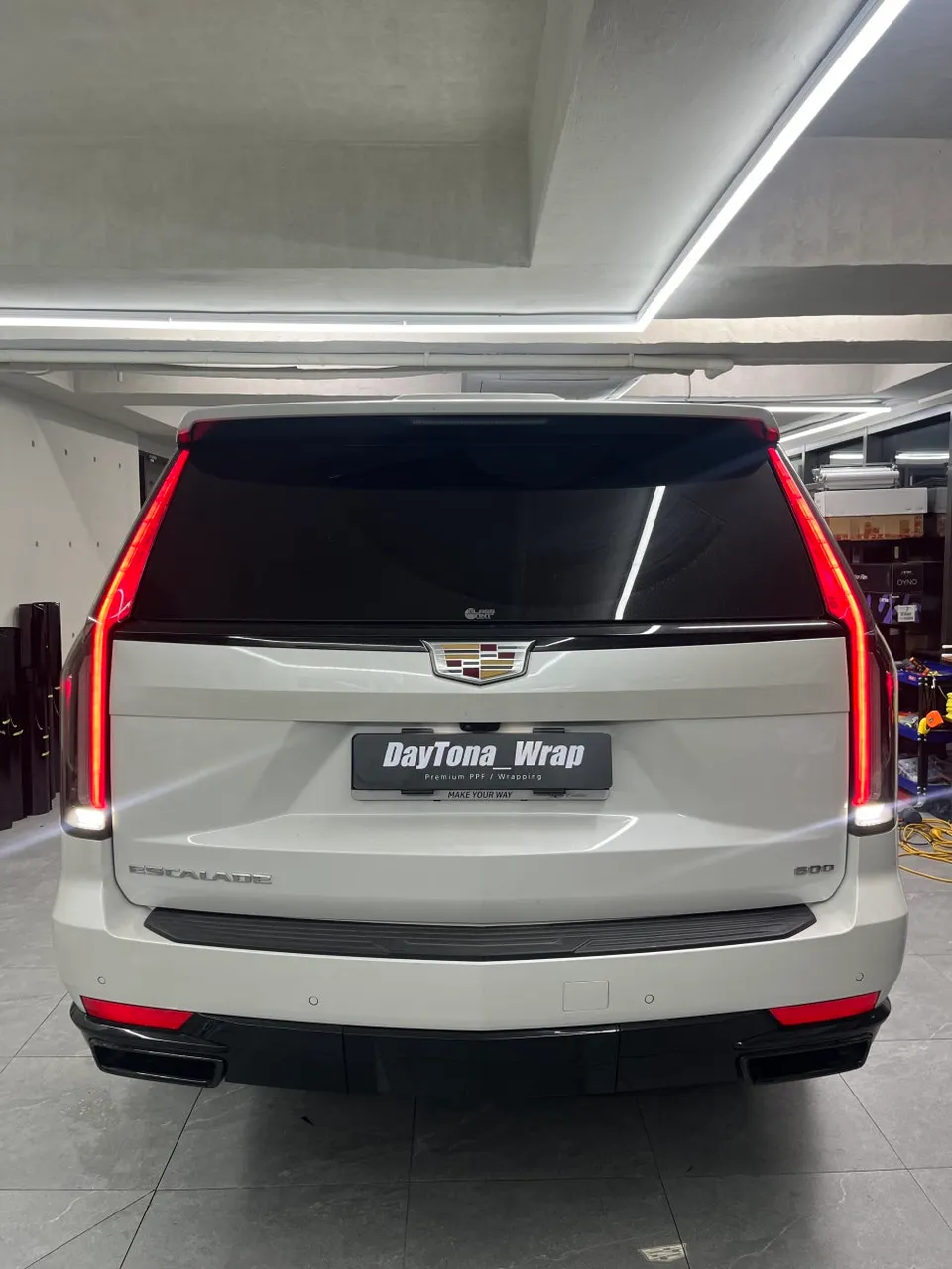 Cadillac Escaladeのカーラッピング事例 施工写真 5