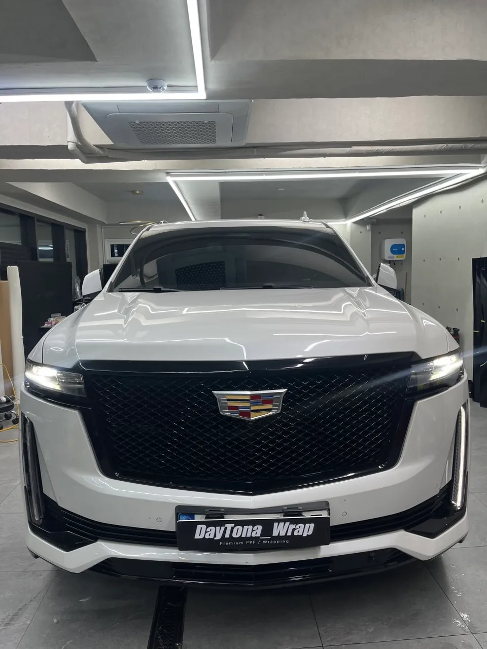 Cadillac Escaladeのカーラッピング事例 施工写真 6