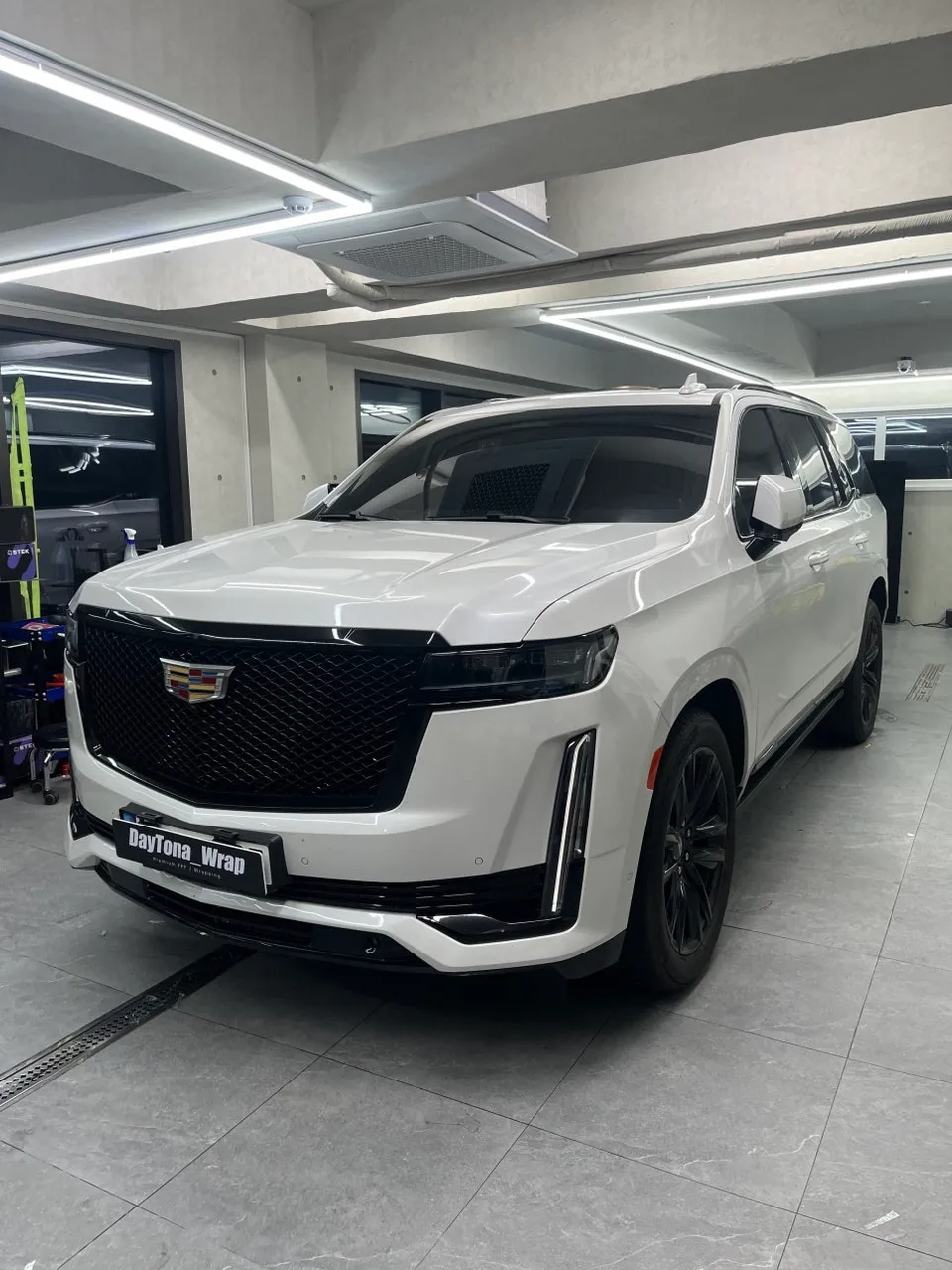Cadillac Escaladeのカーラッピング事例｜高光沢ブラック 施工写真 2-2