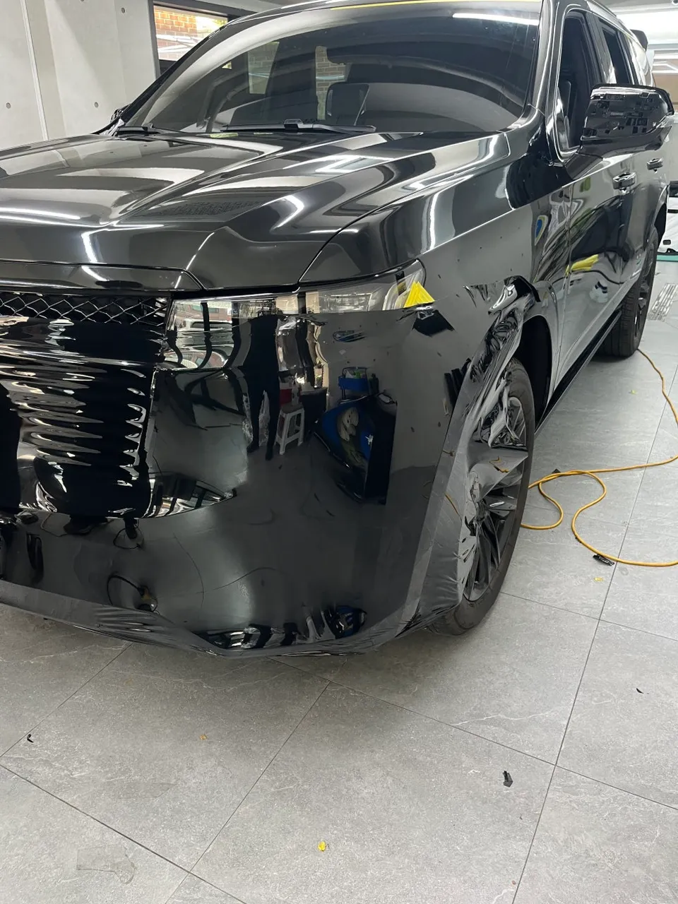 Cadillac Escaladeのカーラッピング事例｜高光沢ブラック 施工写真 3-2