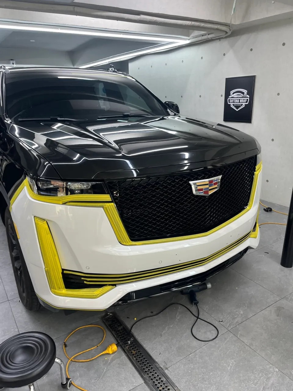 Cadillac Escaladeのカーラッピング事例｜高光沢ブラック 施工写真 4-2