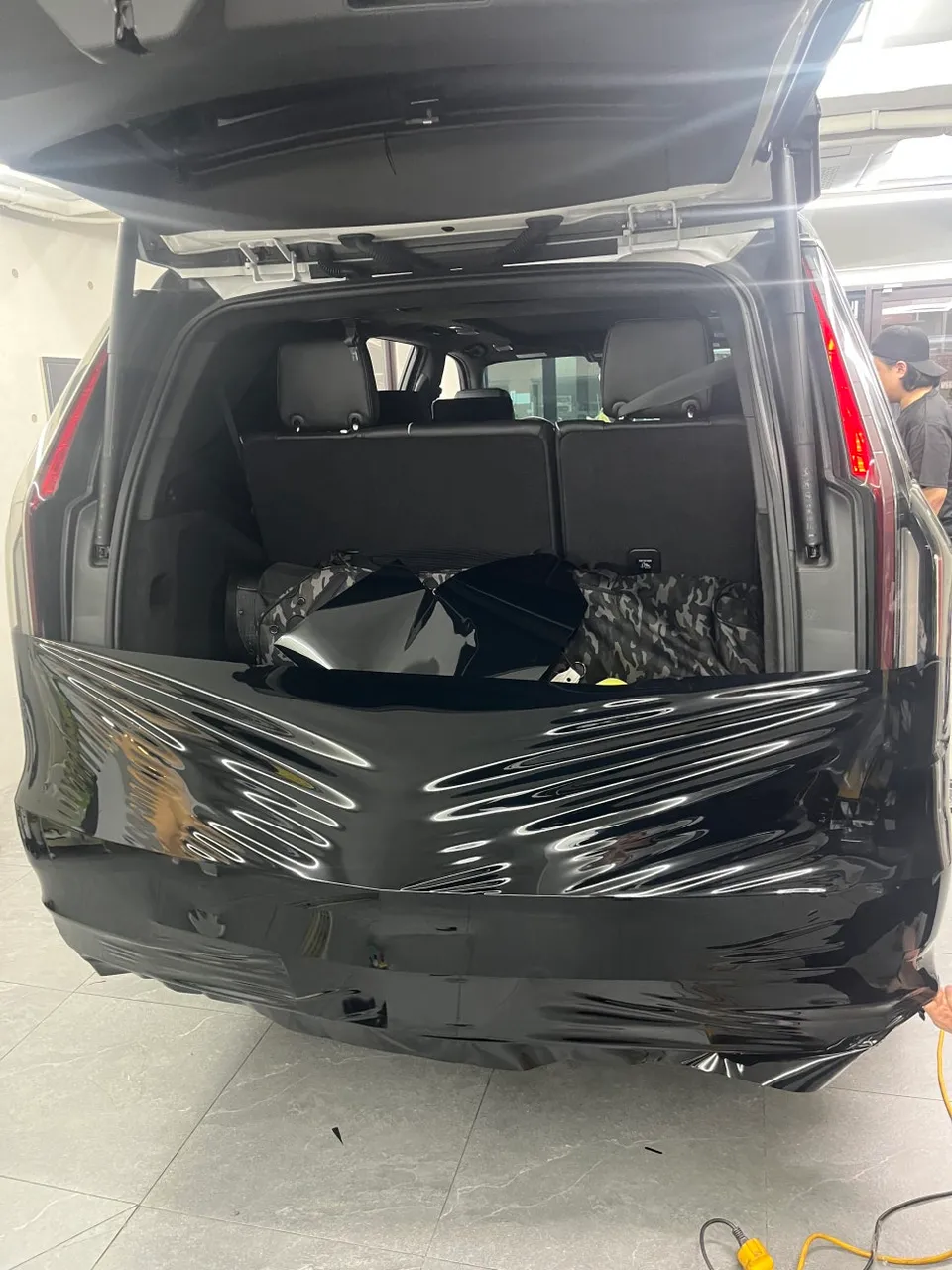 Cadillac Escaladeのカーラッピング事例｜高光沢ブラック 施工写真 1-3