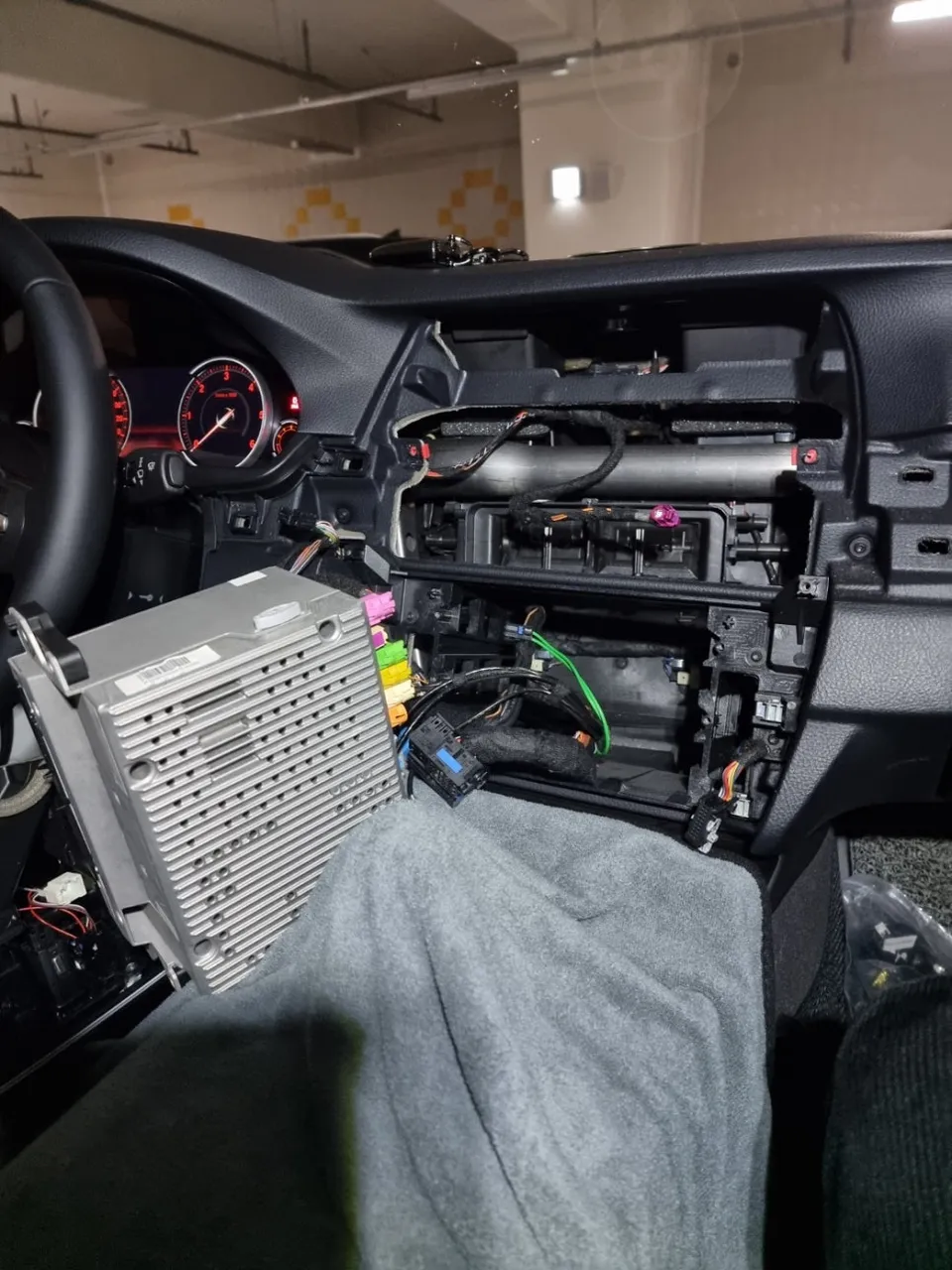 BMW 5 Series F10のAndroid Auto・CarPlay取付事例 施工写真 4-2