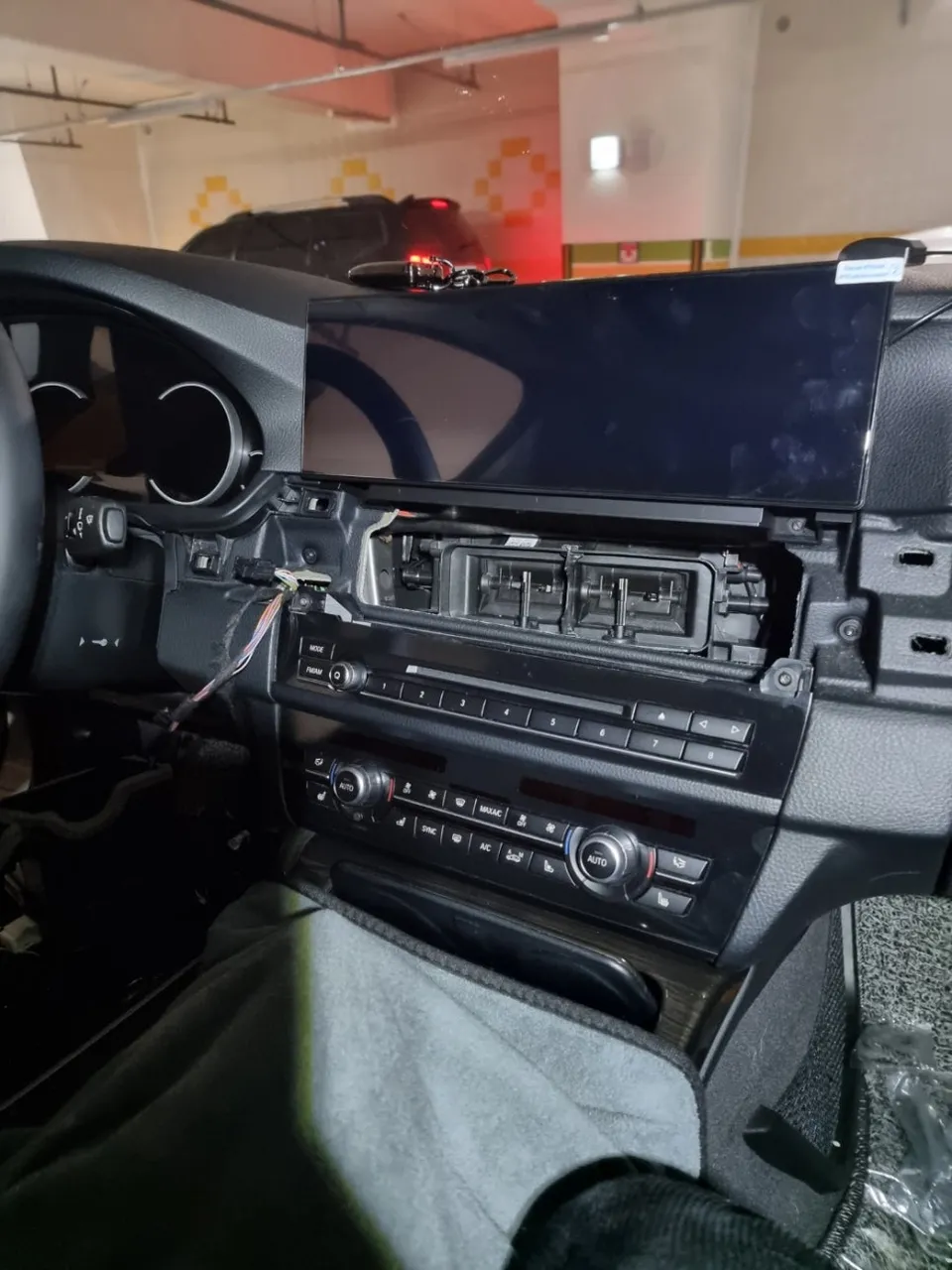 BMW 5 Series F10のAndroid Auto・CarPlay取付事例 施工写真 1-3