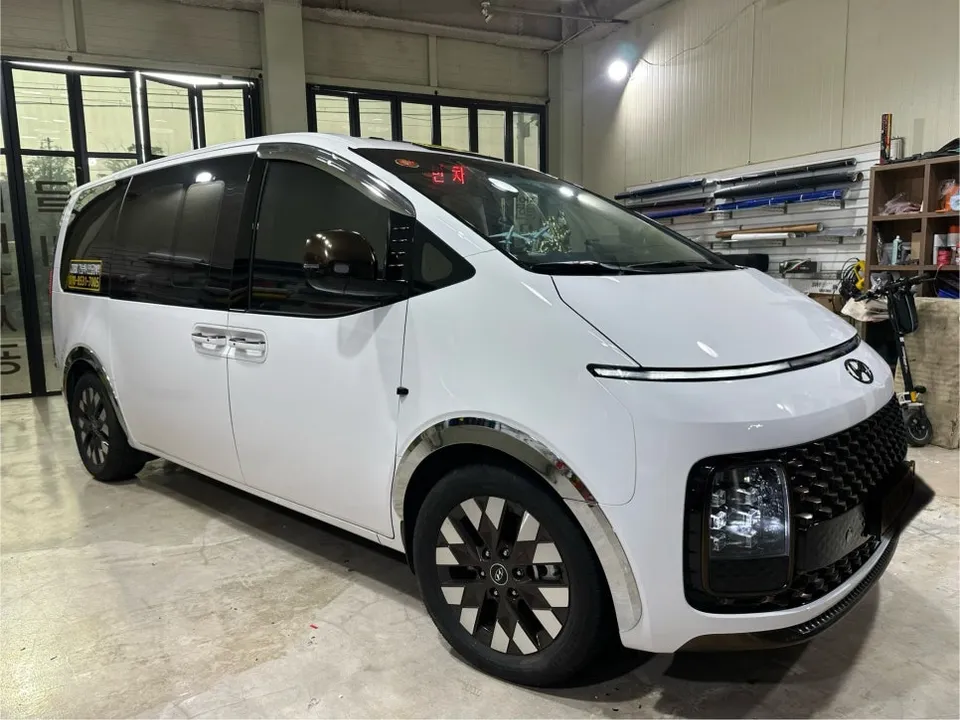 Hyundai Stariaのカーラッピング事例｜費用目安・仕上がり 施工写真 2-2