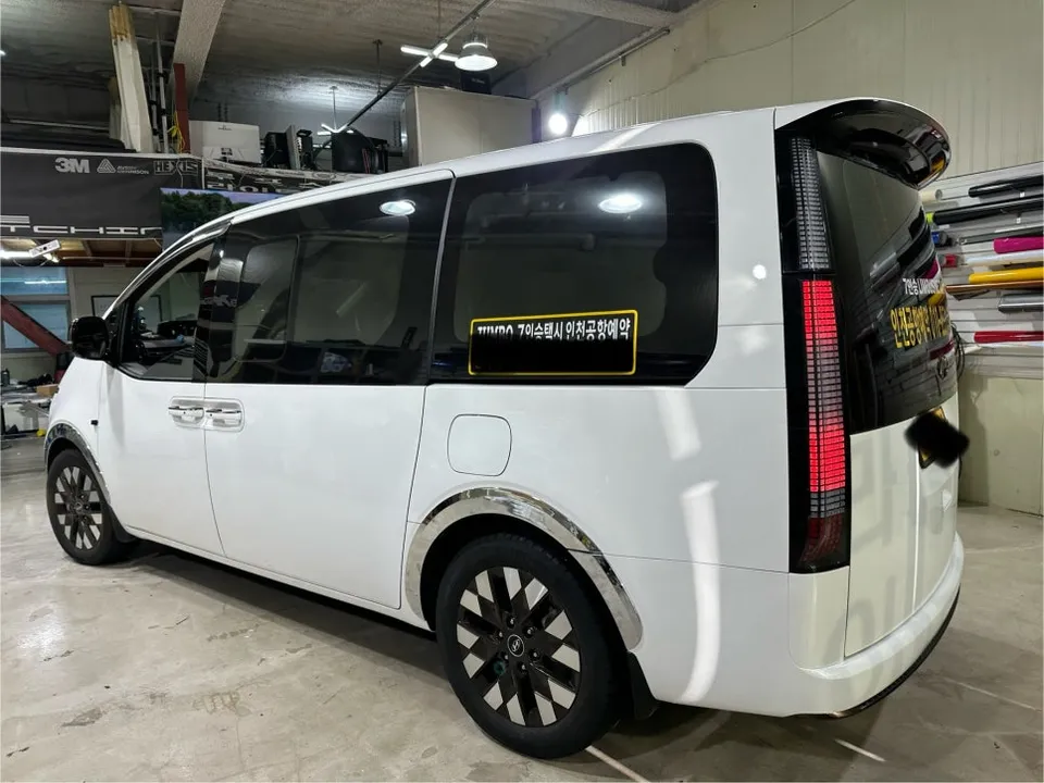 Hyundai Stariaのカーラッピング事例｜費用目安・仕上がり 施工写真 3-2