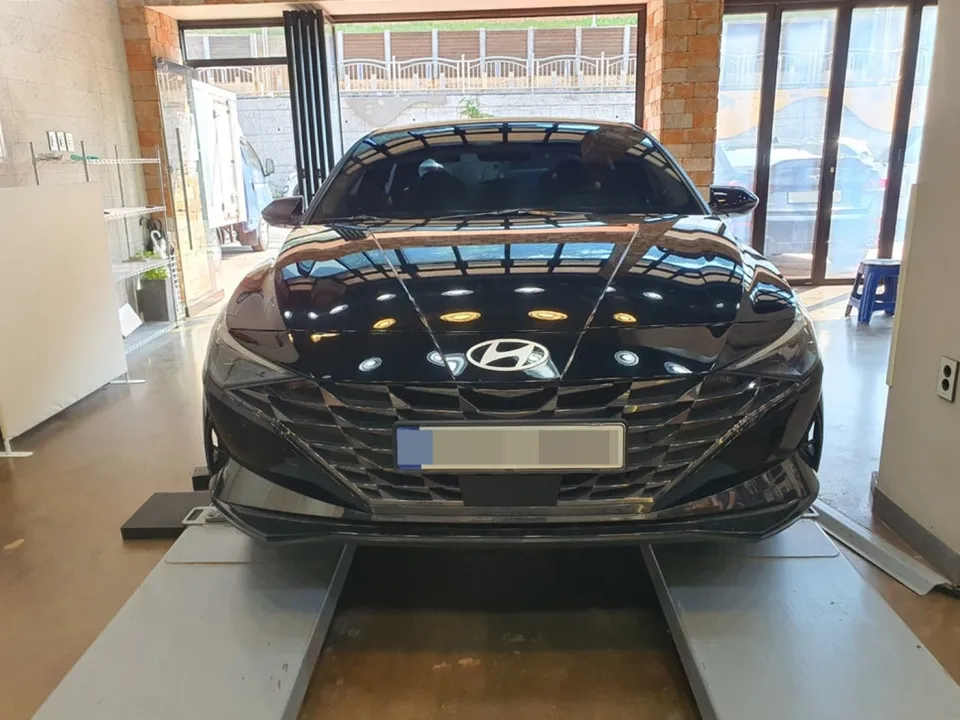 Hyundai Elantra Auto Service Review — High-Gloss Molding Upgrade photo 1