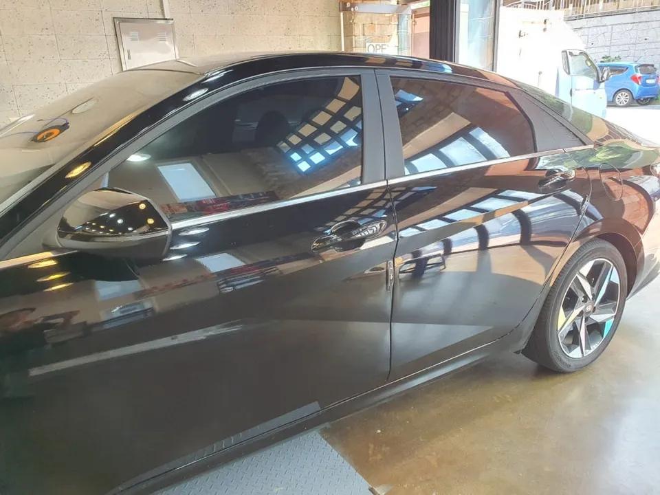 Hyundai Elantra Auto Service Review — High-Gloss Molding Upgrade photo 2