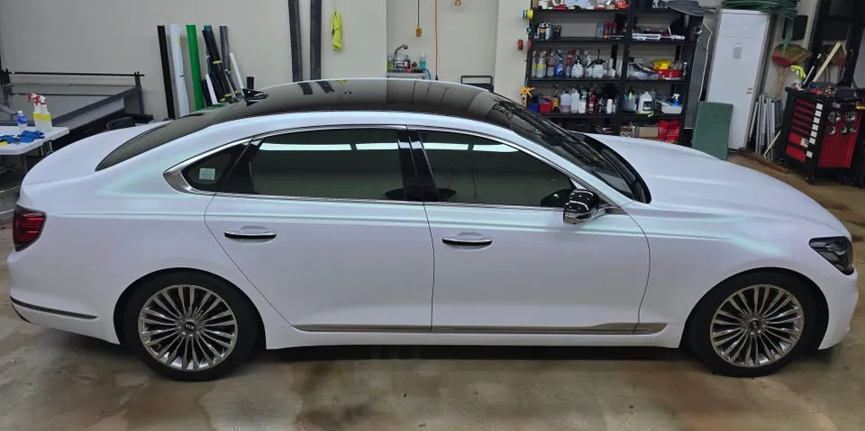 Kia K900のカーラッピング事例|サテンプロージョンホワイト 施工写真 4-1