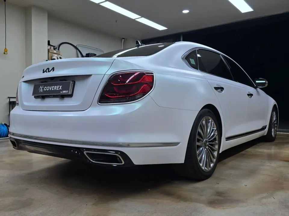 Kia K900のカーラッピング事例|サテンプロージョンホワイト 施工写真 3-2