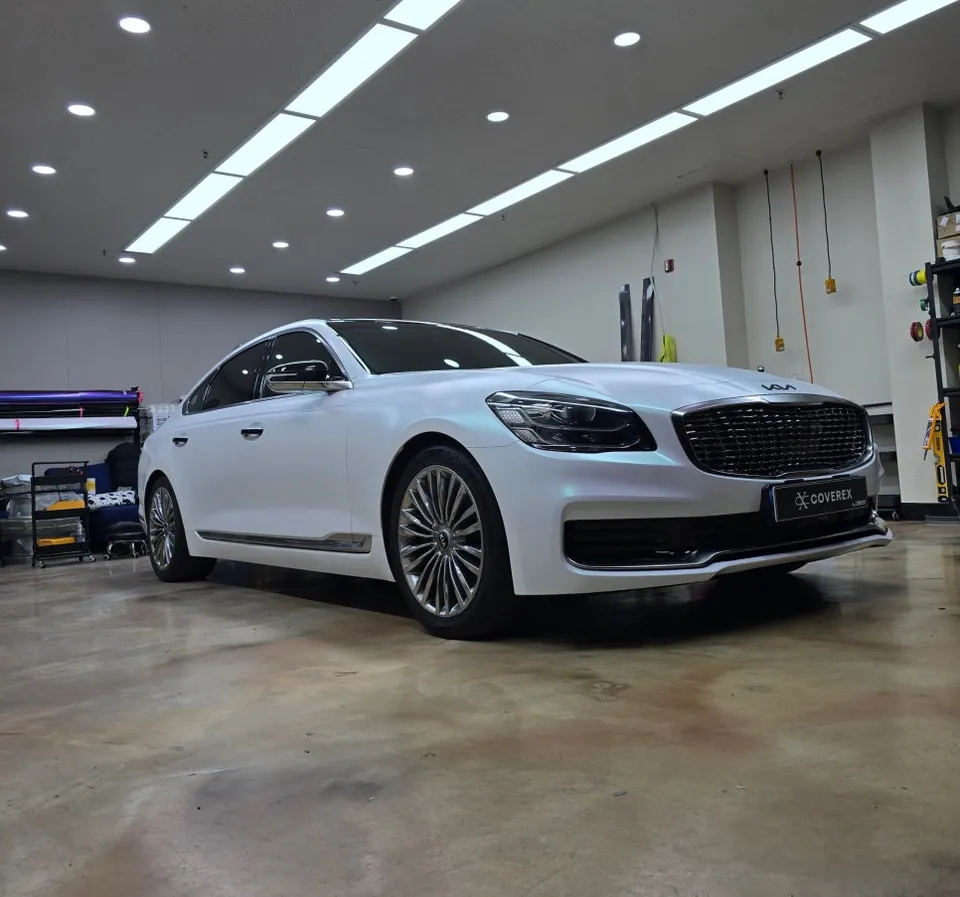 Kia K900のカーラッピング事例|サテンプロージョンホワイト 施工写真 4-2