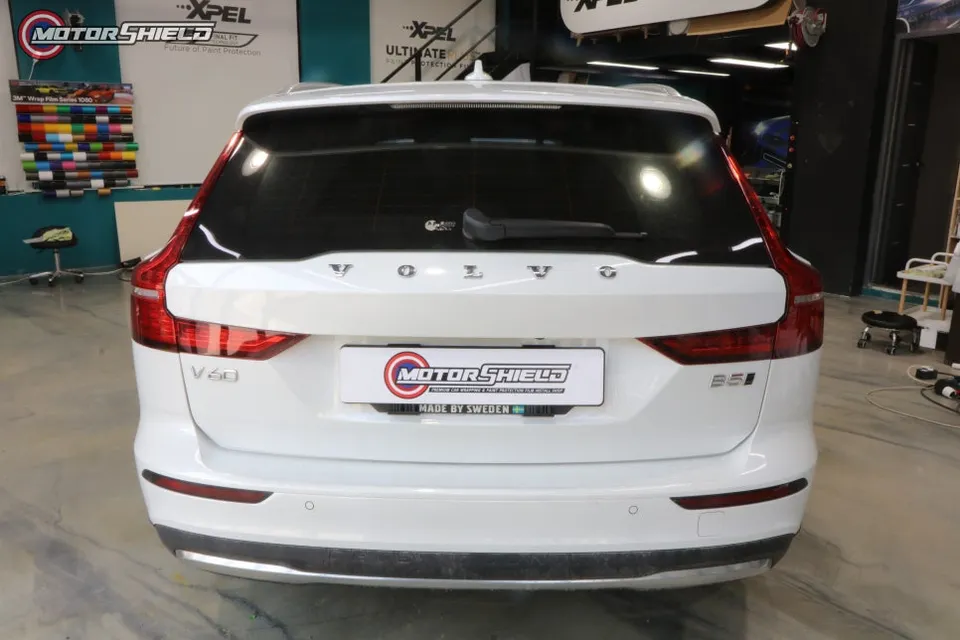 Volvo V60のカーラッピング事例|LBブルックリングレー 施工写真 4-1