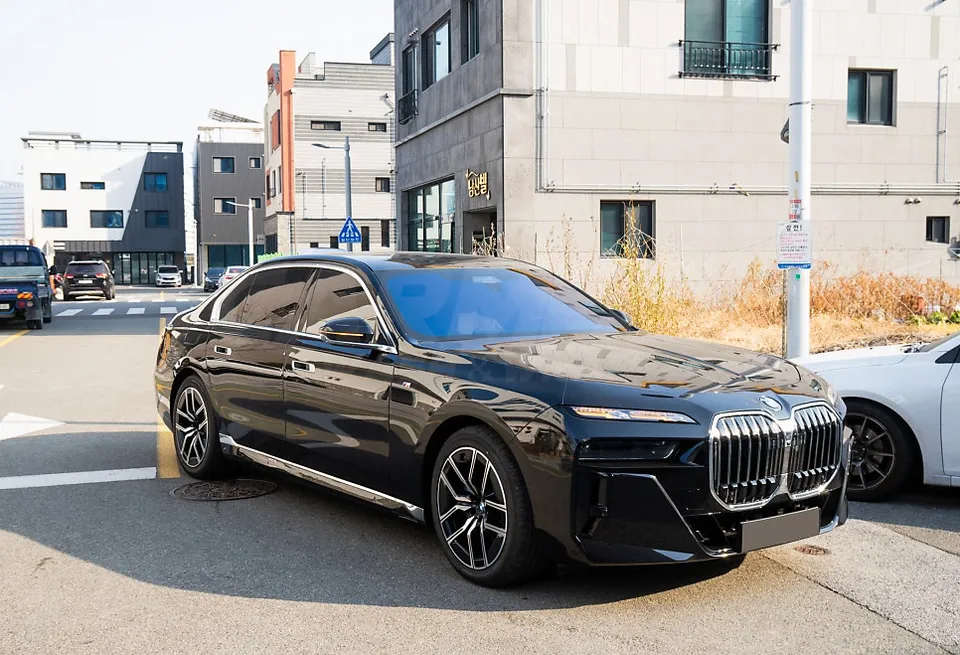 BMW 7 Seriesのカーラッピング事例｜費用目安・仕上がり 施工写真 2-1