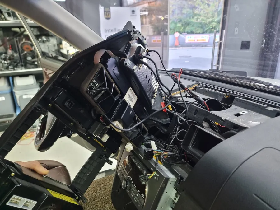 SsangYong RextonのAndroid Auto・CarPlay取付事例 施工写真 4-1