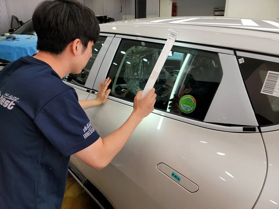 Kia EV6のカーフィルム施工事例|断熱・スモーク効果 施工写真 3-1