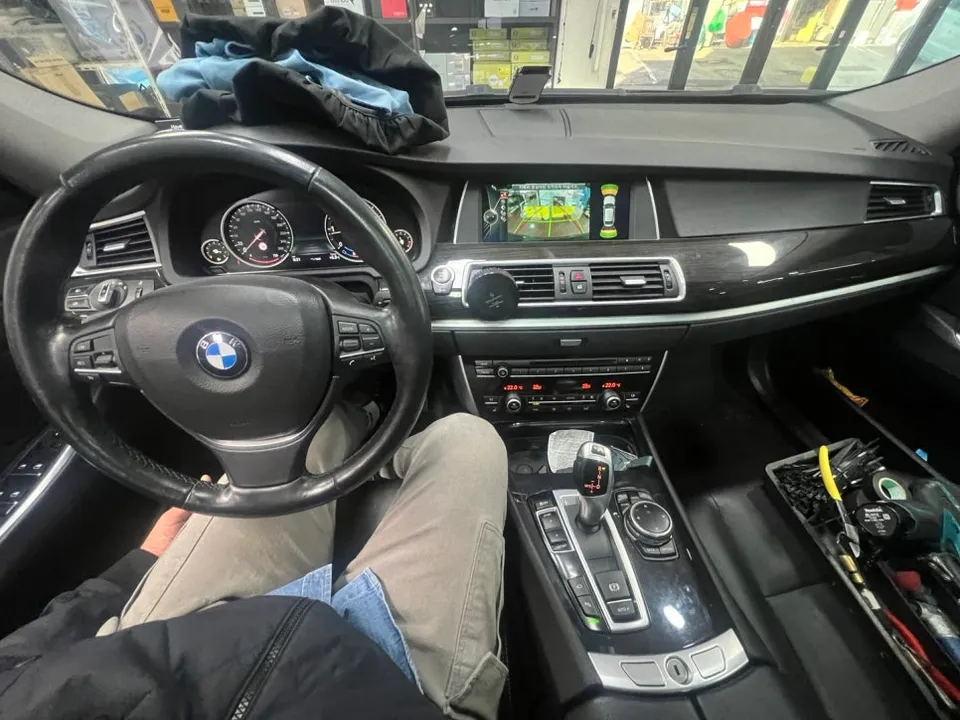 BMW 5 Series GT F07のAndroid Auto・CarPlay取付事例 施工写真 2-1