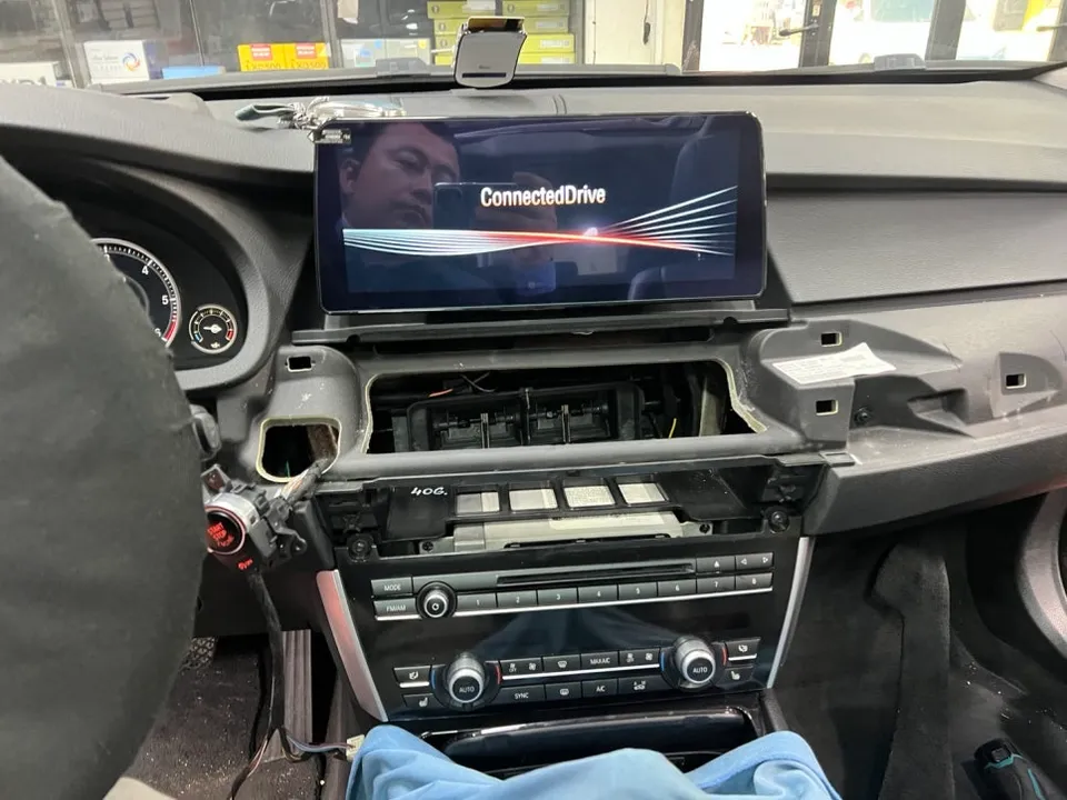 BMW 5 Series GT F07のAndroid Auto・CarPlay取付事例 施工写真 3-1