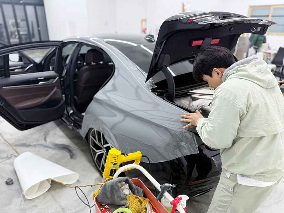 BMW 5 Series G30のカーラッピング事例 施工写真 2-2