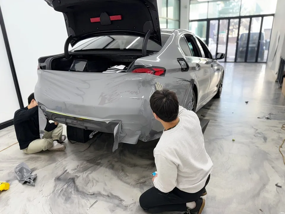 BMW 5 Series G30のカーラッピング事例 施工写真 3-2