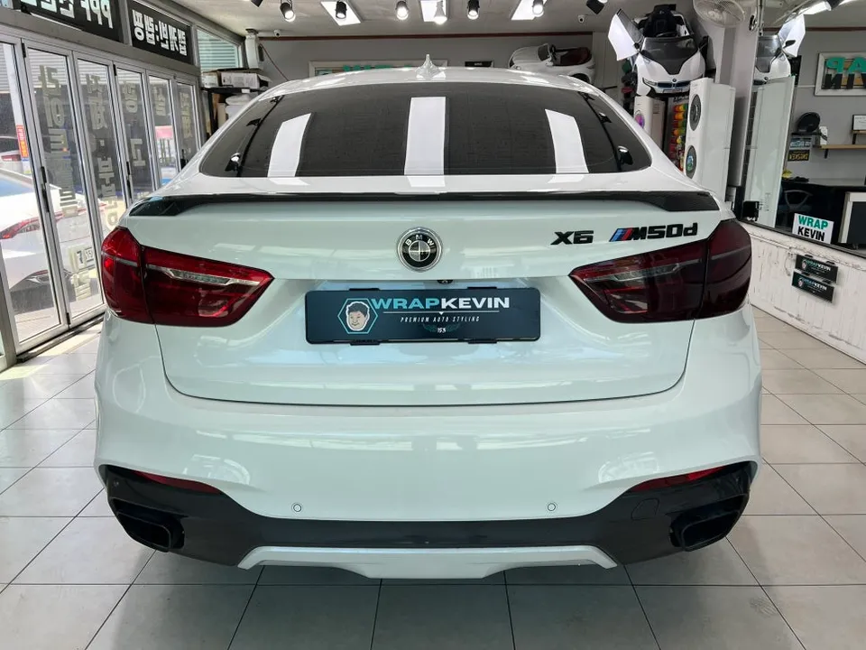 BMW X6 F16のPPF施工事例:テールランプ&ドアハンドル 施工写真 3-3