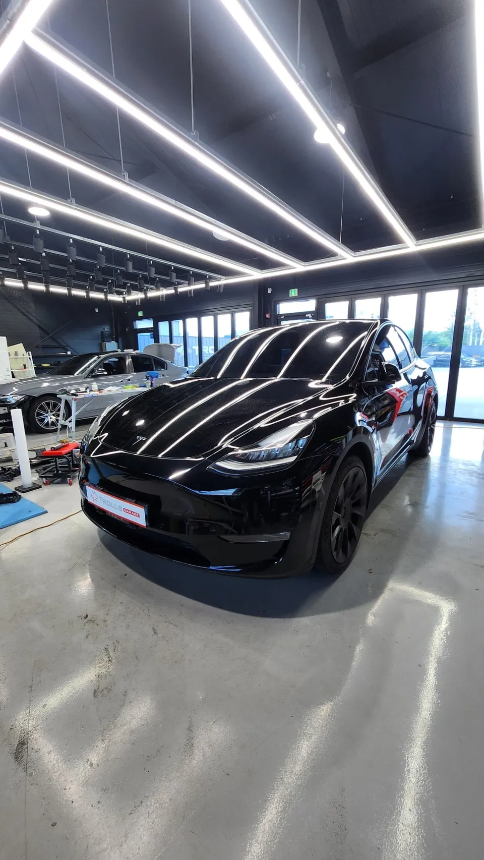 Tesla Model Yのカーラッピング事例｜マットレーシンググリーン 施工写真 2-1